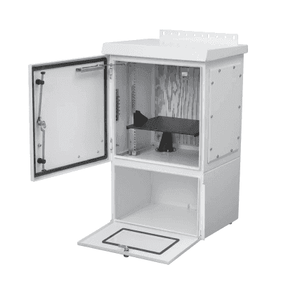 Gabinete Para Exterior OSP ComLine de 18 UR con espacio para Baterías, 700 mm de Ancho, 600 mm de Profundidad De Aluminio, Color Gris Claro Con Protección NEMA 4/12/4X/3/3R; IP66